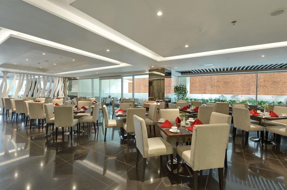 Platinum Adisucipto Hotel&Conference Center Kalasan Exterior foto