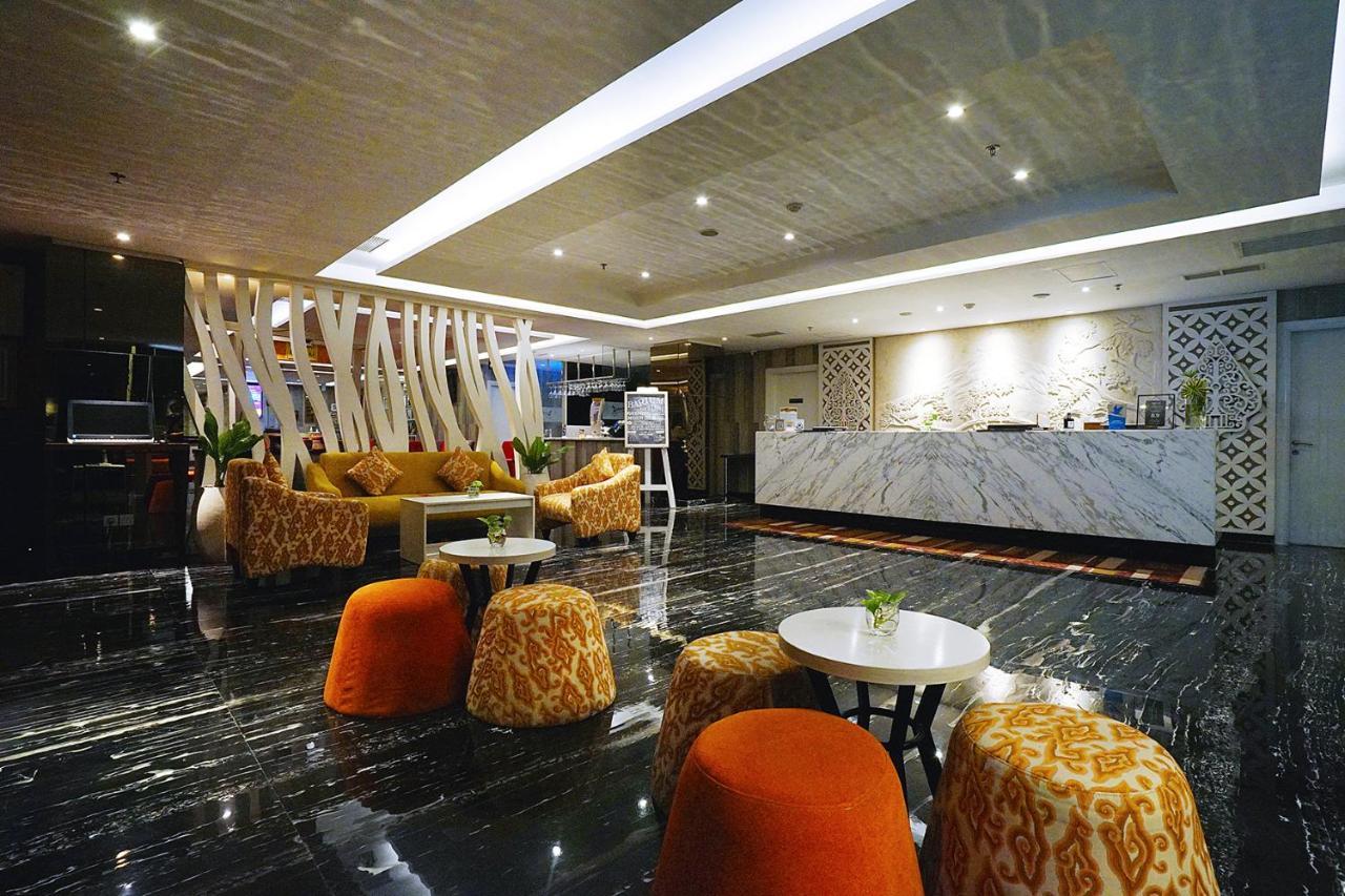 Platinum Adisucipto Hotel&Conference Center Kalasan Exterior foto