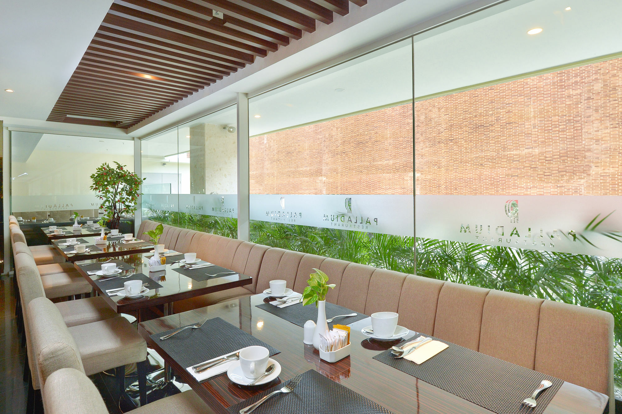 Platinum Adisucipto Hotel&Conference Center Kalasan Exterior foto