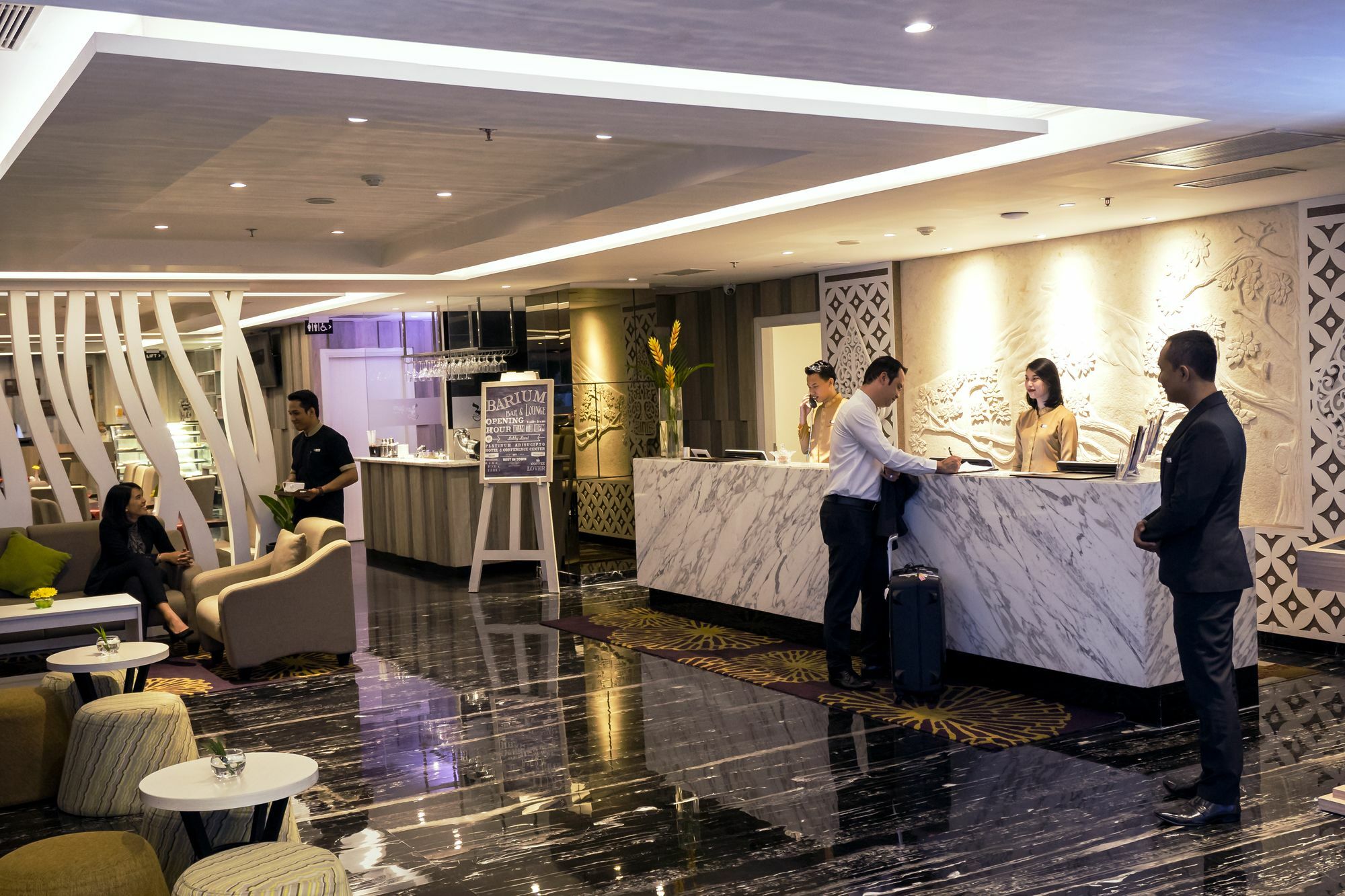 Platinum Adisucipto Hotel&Conference Center Kalasan Exterior foto