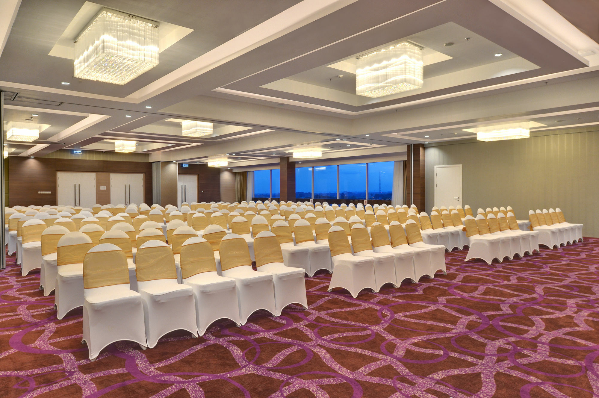 Platinum Adisucipto Hotel&Conference Center Kalasan Exterior foto
