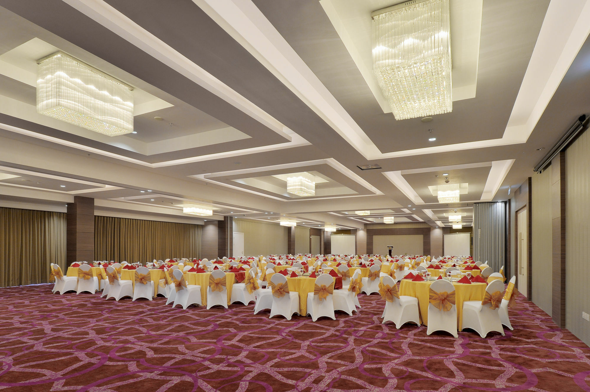 Platinum Adisucipto Hotel&Conference Center Kalasan Exterior foto